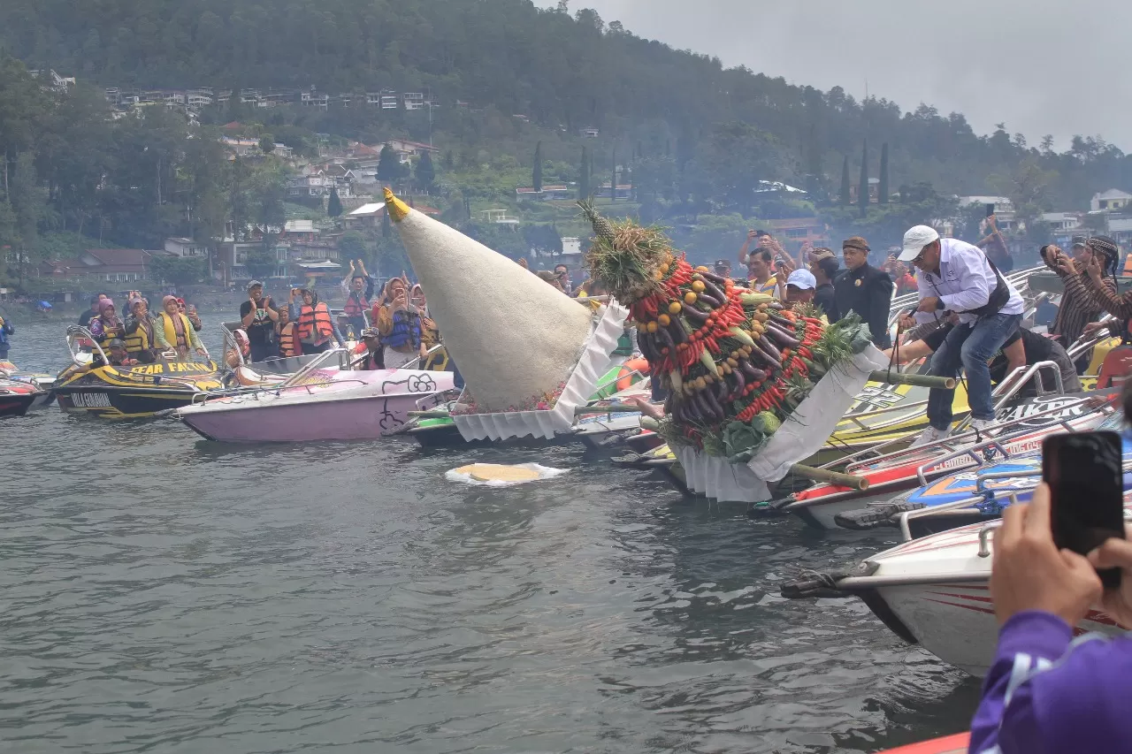 Wujud Syukur Tradisi Bersih Desa Sarangan Magetan (Larung Tumpeng)