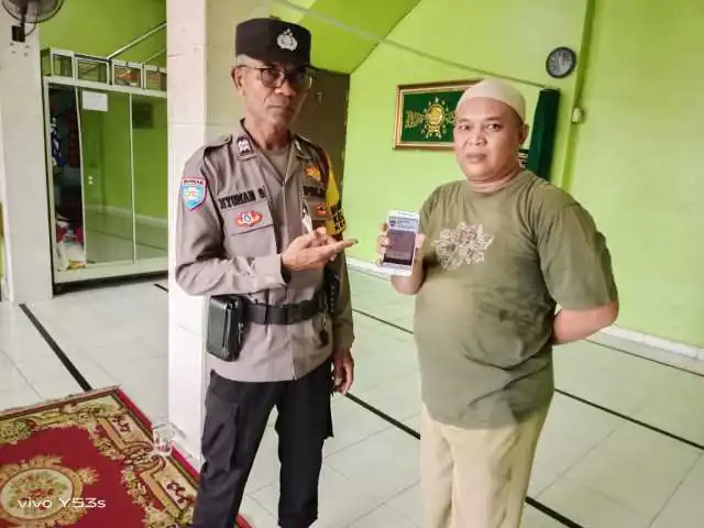 Bhabinkamtibmas Sosialisasikan Aplikasi Polisi Banjar Hebat kepada masayarakat