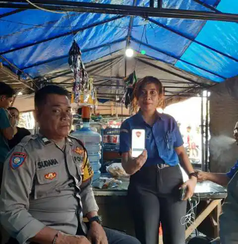 Bhabinkamtibmas Sosialisasikan Aplikasi Polisi Banjar Hebat kepada masayarakat