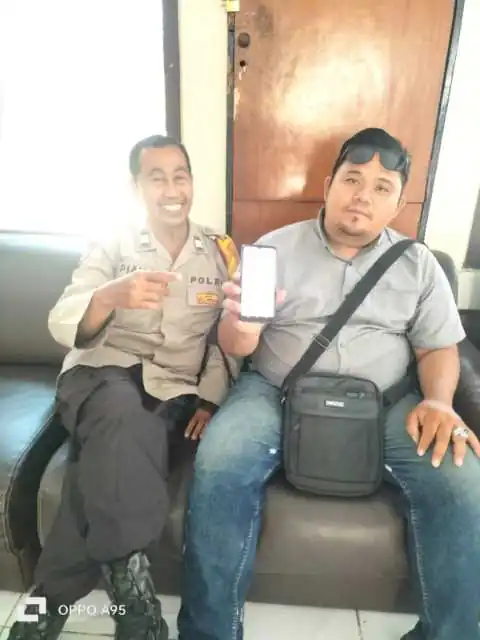 Bhabinkamtibmas Sosialisasikan Aplikasi Polisi Banjar Hebat kepada masayarakat