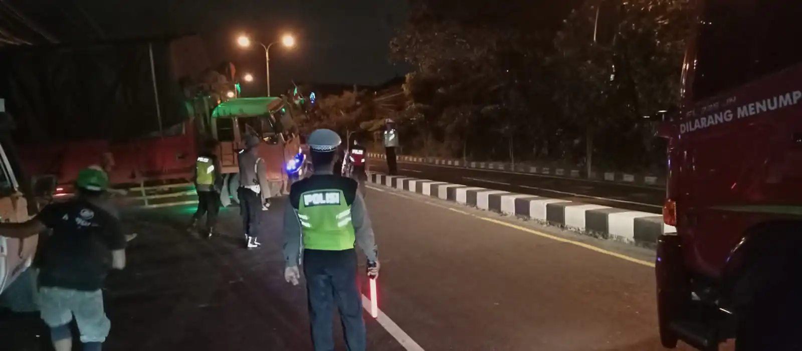 Blue Light Patrol Polsek Dentim, Bantu Truk Terperosok Ke Selokan