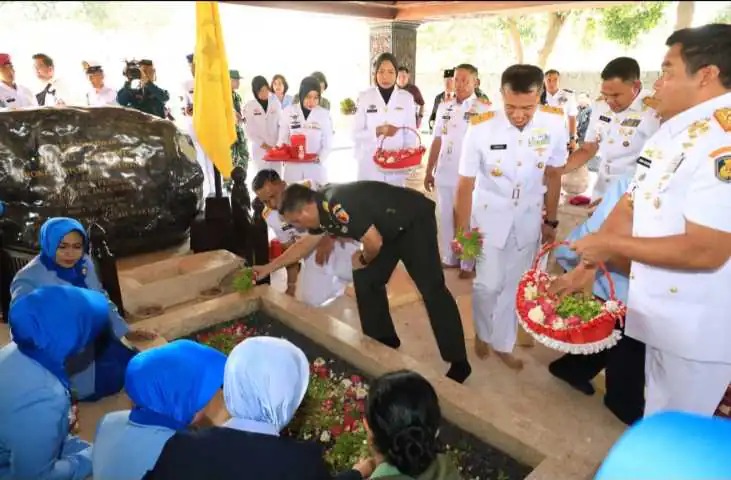 Hormati, Serta Tauladani Jasa-Jasa Para Pahlawan, Kaskoarmada II Ikuti Ziarah