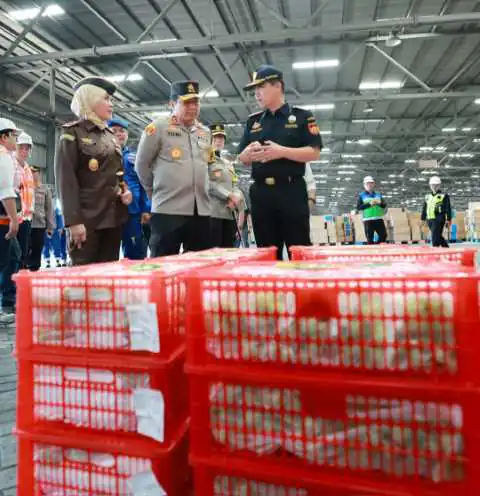 Pastikan Ekport Import Lancar Kapolda Jatim Bersama Kajati dan Kakanwil Bea Cukai Sidak Pelabuhan Perikemas