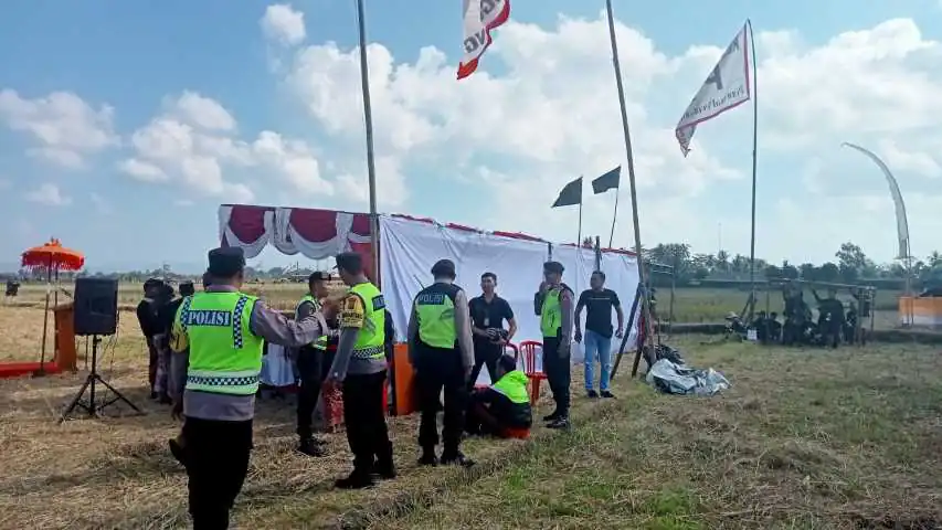 Polres Tabanan Amankan Giat Layang – Layang Sangging Kite Festival Ke – 4 di Br. Sangging, Desa Kelating, Kec. Kerambitan, Kab. Tabanan.