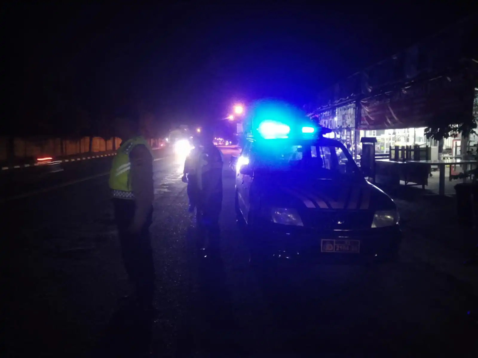 Polsek Dennpasar Utara melaksanakan kegiatan “Blue Light Patrol” Patroli dengan menyalakan lampu rotator berwarna biru.