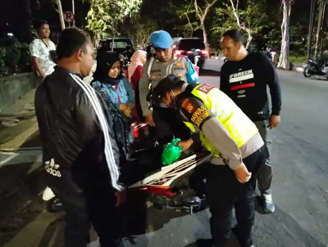 Polsek Dennpasar Utara melaksanakan kegiatan “Blue Light Patrol” Patroli dengan menyalakan lampu rotator berwarna biru.