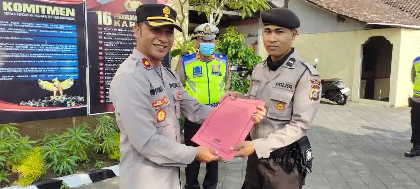 Bentuk Kepedulian dan Kebersamaan, Kapolsek Bangli Polres Bangli Serahkan Dana Tali Asih Kepada Anggota