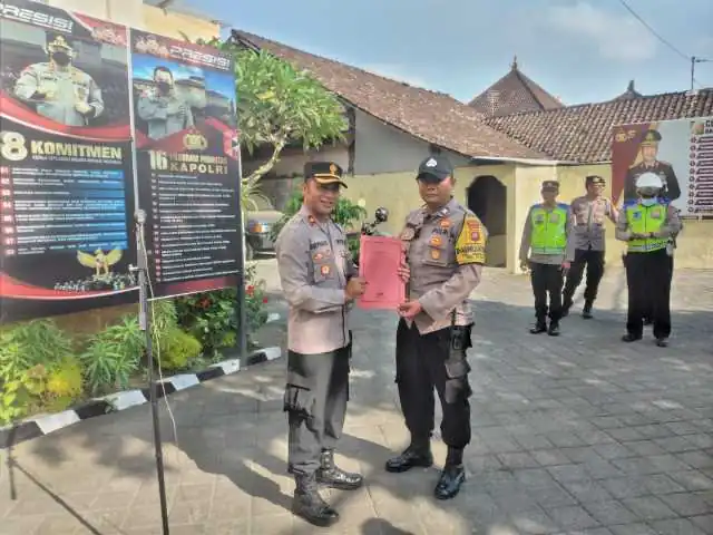 Bentuk Kepedulian dan Kebersamaan, Kapolsek Bangli Polres Bangli Serahkan Dana Tali Asih Kepada Anggota