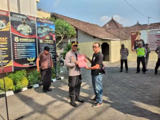 Bentuk Kepedulian dan Kebersamaan, Kapolsek Bangli Polres Bangli Serahkan Dana Tali Asih Kepada Anggota