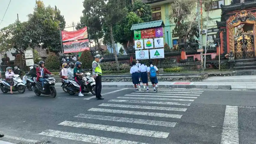 Berikan Pelayanan Masyarakat Dipagi Hari, Personil Polsek Bangli Laksanakan Pengaturan