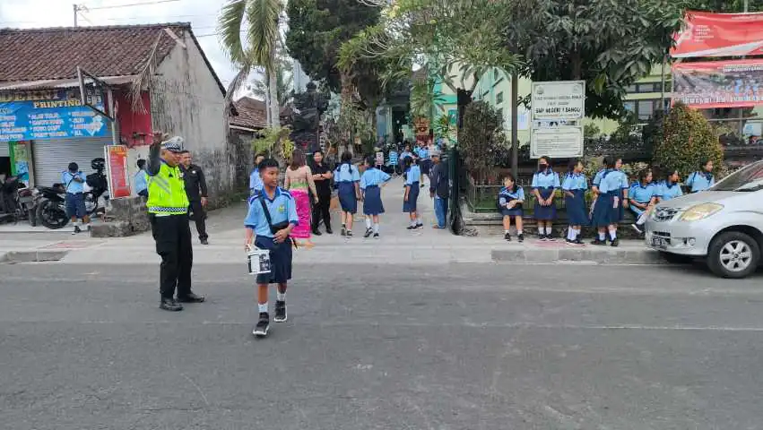 Bubaran Anak Sekolah, Personil Polsek Bangli Laksanakan Pengaturan Di Depan SMP N 1 Bangli