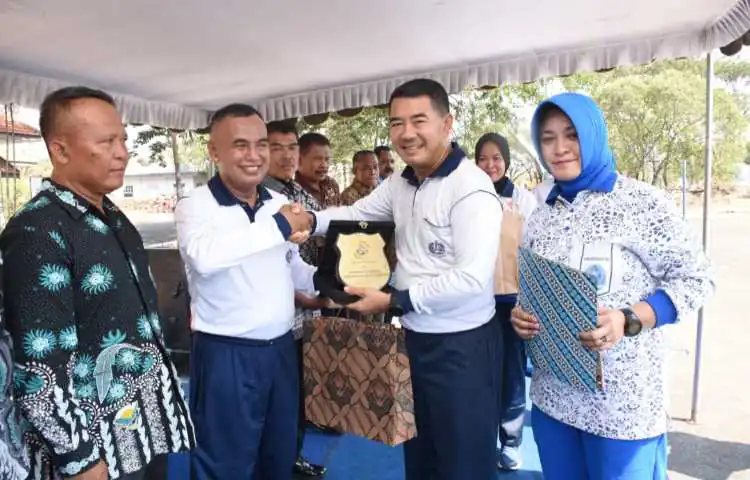 Dandenmako Kodiklatal Berikan Tali Asih Kepada 11 Prajurit Purna Tugas