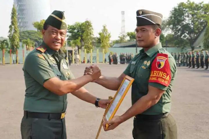 Danrem 084/BJ Memberikan Penghargaan kepada Peraih Juara I Kejurnas Judo Piala Kasad