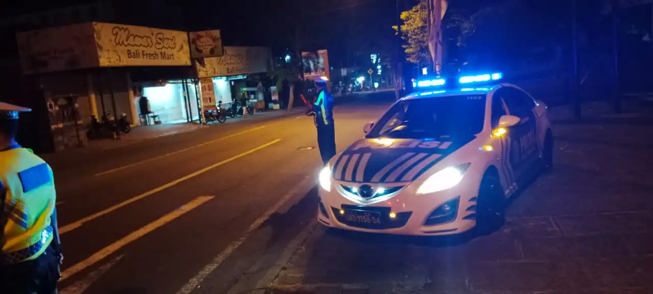 Jaga Keamanan dan Kelancaran Lalulintas Dimalam Hari, Sat Lantas Polres Karangasem Laksanakan Blue Light Patrol