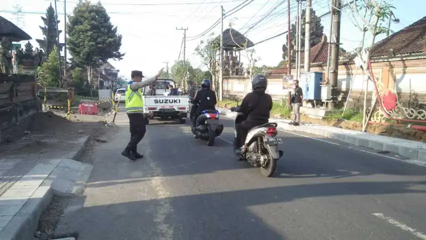 Jaga Situasi Tetap Mancarli, Personil Polsek Bangli Laksanakan Pengaturan Di Pagi Hari