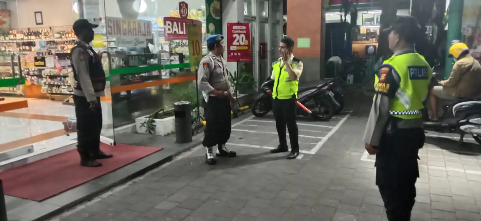 Jamin Aktivitas Masyarakat Tetap Aman Meski Malam Hari, Polsek Kutsel Rutin Gelar Blue Light Patrol.
