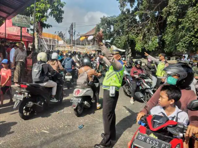 Menjaga Situasi Tetap Kondusif, Kapolsek Pimpin Pengamanan Kegiatan Upacara Pelebon Nuasa Di Puri Agung Bunutin