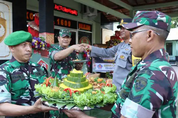 Polres Buleleng, Mengucapkan Dirgahayu HUT TNI Ke-78 Dengan Anjang Sana Ke Markas Komando