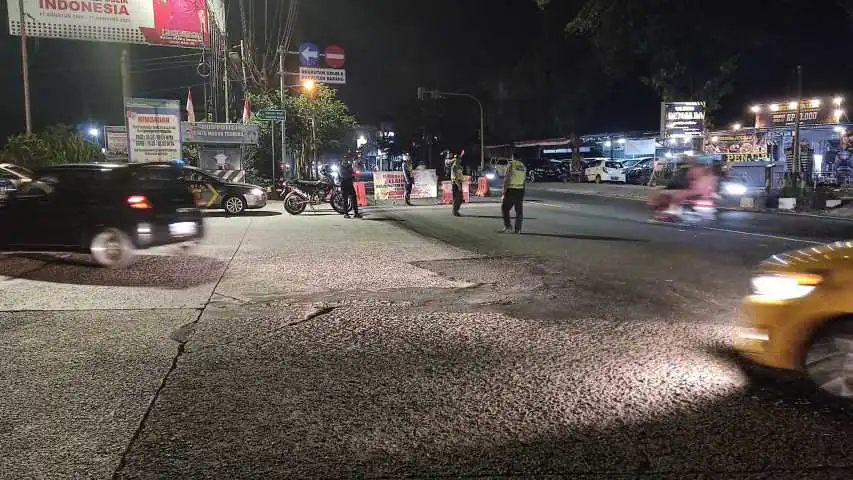 Polsek Dennpasar Utara melaksanakan kegiatan “Blue Light Patrol” Patroli dengan menyalakan lampu rotator berwarna biru.
