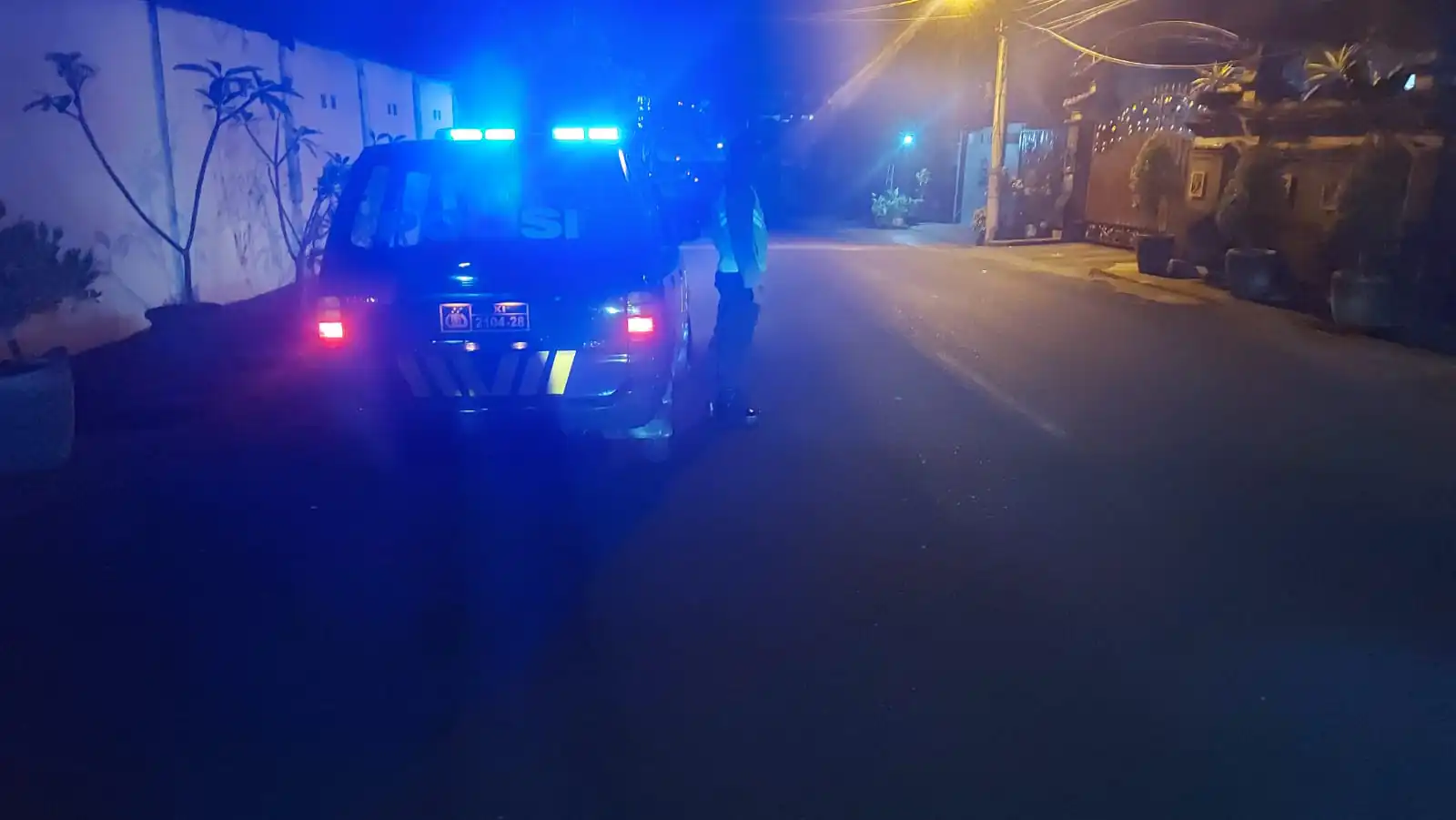 Polsek Dennpasar Utara melaksanakan kegiatan “Blue Light Patrol” Patroli dengan menyalakan lampu rotator berwarna biru.