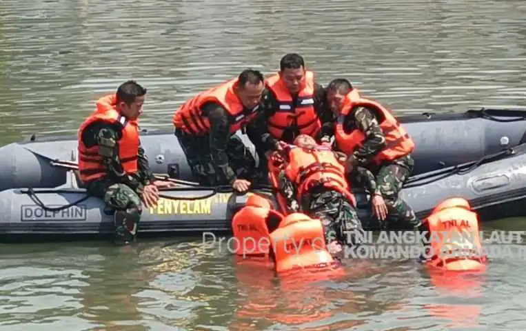 Prajurit Divisi Pantai Satfib Koarmada II Laksanakan Latihan Water Rescue dan Salvage