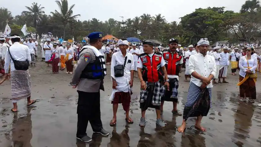 Program “Mekendang ” ( Melasti, Mulang Pekelem dan Ngayah ) Satuan Polairud Polres Tabanan di Pantai Soka Selemadeg Tabanan