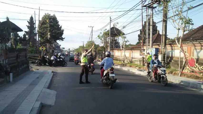 Awali Tugas Di Pagi Hari, Personil Polsek Bangli Laksanakan Pengaturan