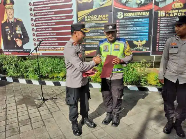 Bentuk Kepedulian dan Kebersamaan, Kapolsek Bangli Polres Bangli Serahkan Dana Tali Asih Kepada Anggota