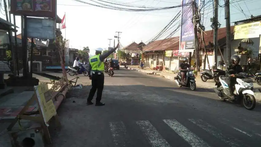 Beri Pelayanan Di Pagi Hari, Personil Polsek Bangli Laksanakan Pengaturan