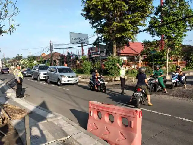 Beri Pelayanan Di Pagi Hari, Personil Polsek Bangli Laksanakan Pengaturan