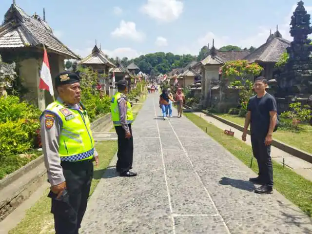 Beri Rasa Aman Kepada Pengunjung, Pawas Bersama Anggota Sambangi Obyek Wisata Penglipuran