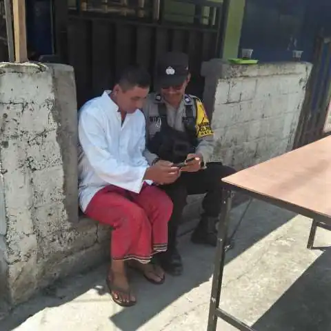 Bhabinkamtibmas Sosialisasikan Aplikasi Polisi Banjar Hebat kepada masayarakat