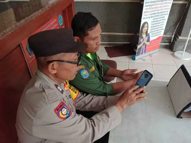Bhabinkamtibmas Sosialisasikan Aplikasi Polisi Banjar Hebat kepada masayarakat