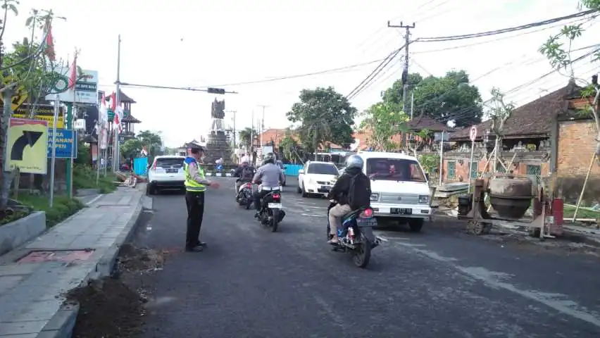 Jaga Situasi Tetap Kondusif, Personil Polsek Bangli Laksanakan Pengaturan