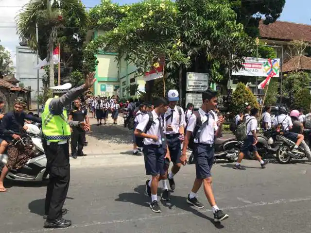 Menjaga Situasi Tetap Kondusif, Personil Polsek Bangli Laksanakan Pengaturan Di Depan SMP N 1 Bangli