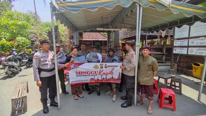 Minggu Kasih, Polsek Densel Bagikan Sembako Ke Petani Subak Intaran