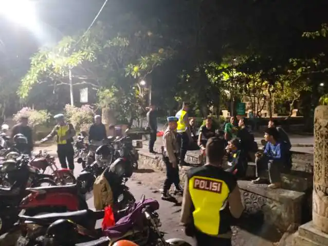 Polsek Dennpasar Utara melaksanakan kegiatan “Blue Light Patrol” Patroli dengan menyalakan lampu rotator berwarna biru.