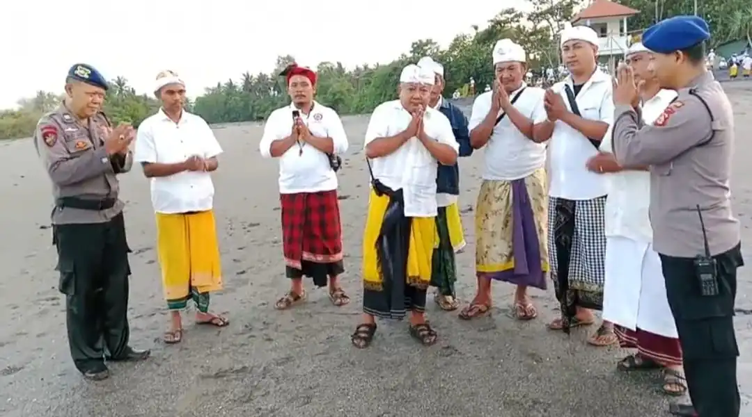 Program “Mekendang ” ( Melasti, Mulang Pekelem dan Ngayah ) Satuan Polairud Polres Tabanan di Pantai Klecung Desa Tegal Mengkeb