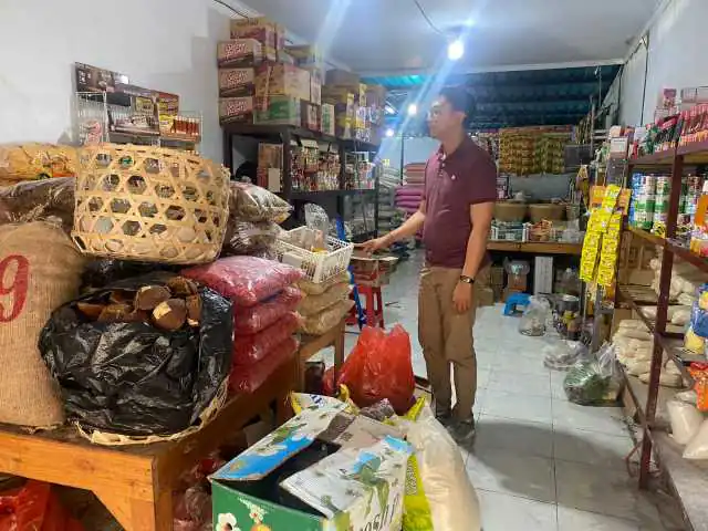 Sambangi Pasar Kidul, Unit Intelkam Polsek Bangli Cek Harga Dan Ketersediaan Stock Sembako