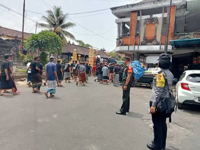 Sinergitas TNI-Polri, Amankan Kegiatan Ngaben/Pelebon Alm. Jero Mangku Dangin Dari Banjar Adat Pule Bangli