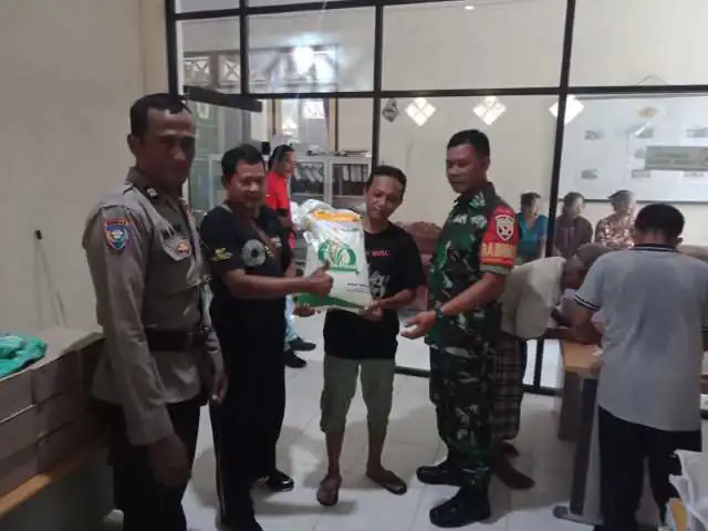 Sinergitas TNI-Polri, Amankan Penyaluran Bantuan Beras Di Bona-Blahbatuh