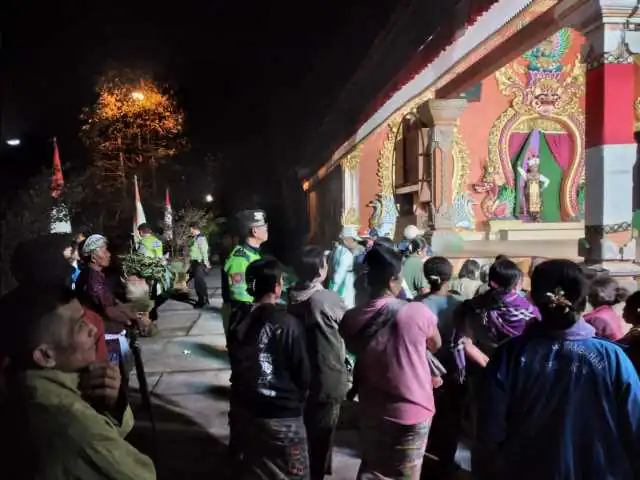 Tingkatkan KRYD, Personil Polsek Bangli Polres Bangli Di Pimpin Pawas Sambangi Tugu Pahlawan Penglipuran