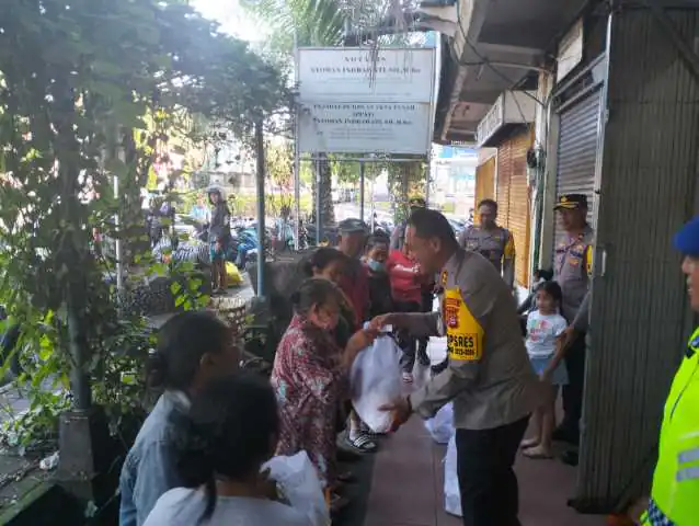 AKBP Leo Dedy Defretes, S.H, S.I.K., M.H, Sosok Kapolres Tabanan Hobi Bagikan Sembako ke Masyarakat Kurang Mampu