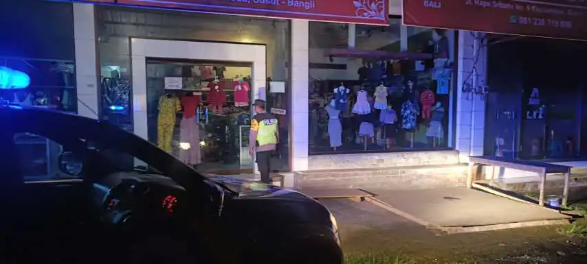 BLUE LIGHT ANTISIPASI KEJAHATAN DIMALAM HARI PERSONIL POLSEK SUSUT MELAKSANAKAN KEGIATAN PATROLI BLUE LIGHT.