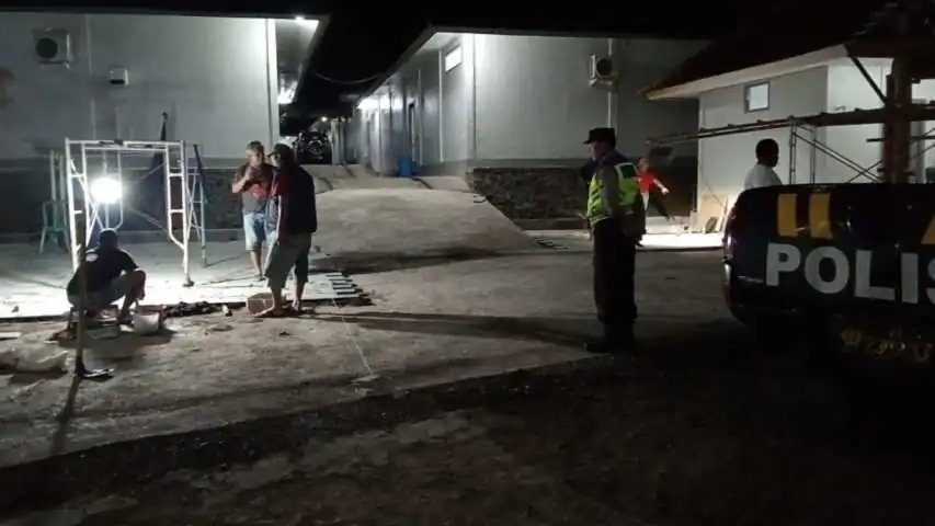 BLUE LIGHT ANTISIPASI KEJAHATAN DIMALAM HARI PERSONIL POLSEK SUSUT MELAKSANAKAN KEGIATAN PATROLI BLUE LIGHT.
