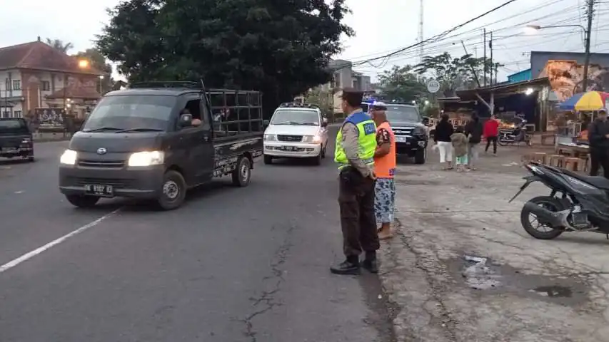 BLUE LIGHT ANTISIPASI KEJAHATAN DIMALAM HARI PERSONIL POLSEK SUSUT MELAKSANAKAN KEGIATAN PATROLI BLUE LIGHT.