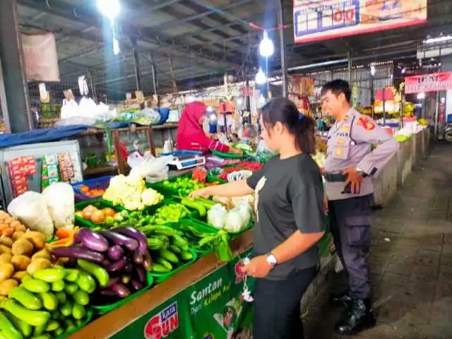 Ciptakan Rasa Aman, Subsatgas Binmas Ops Mantap Brata Agung 2024 Sambangi Pertokoan dan Pasar