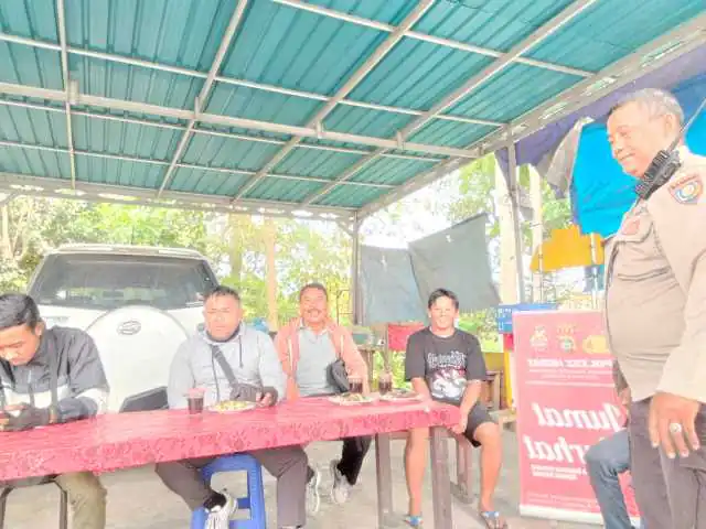 JUM’AT CURHAT, KAPOLSEK NGOBROL BERSAMA PEDAGANG KOPI