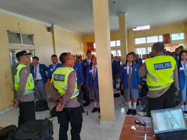 Kasat Bimas Polres Bangli Penyuluhan Wawasan Kebangsaan di SMA Negeri 1 Bangli.