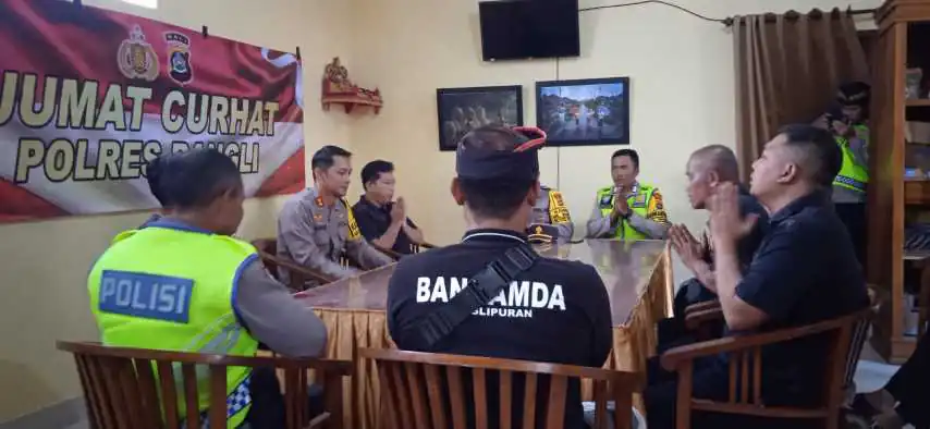 Melalui Jumat Curhat, Kapolres Bangli Didampingi Kapolsek Bangli Dengarkan Keluh Kesah Masyarakat